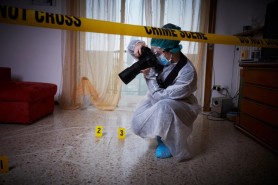 O mamă şi cinci copii trăiau în casă cu un cadavru. Un băieţel de 3 ani, găsit mort într-o pungă, în congelator